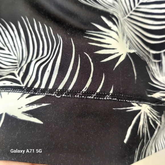 Hurley Womens Full Zip Long Sleeve Hooded Black White Floral Rashguard Sz S - Picture 8 of 16